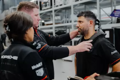 Agüero se subió al Porsche 99X Electric del equipo oficial en el marco de un evento promocional en Miami