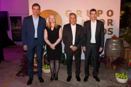 Las autoridades de Sancor Seguros con el gobernador Cornejo y su vice, Casado.