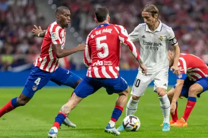 De Paul marcando a Modric en el clásico de la capital española