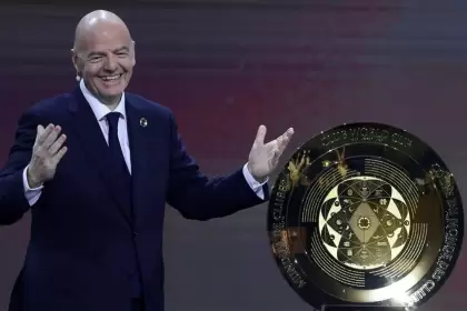 El presidente de la FIFA, Gianni Infantino, presentando el trofeo del Mundial de Clubes 2025