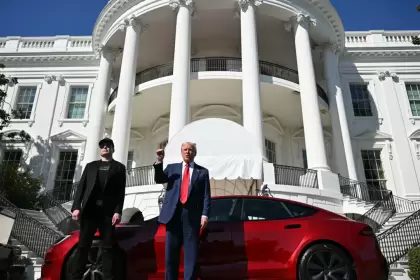 En las redes dijeron que Trump convirtió a la Casa Blanca en una concesionaria.