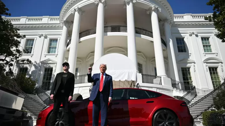 En las redes dijeron que Trump convirtió a la Casa Blanca en una concesionaria.