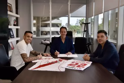 El futbolista colombiano Kevin Castaño junto al presidente Jorge Brito y el entrenador Marcelo Gallardo.