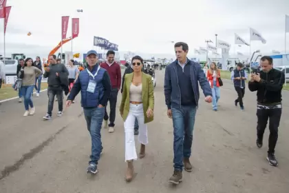 Mayra Mendoza, flanqueada por Wado de Pedro.