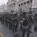 Camiones hidrantes, balas de goma y corridas en la marcha de los jubilados en Congreso: así avanza Gendarmería