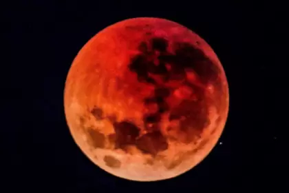 Argentina será testigo de un impactante eclipse lunar total: a qué hora se verá la "Luna de sangre"