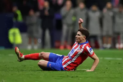 El momento en que Julián Álvarez impacta la pelota con sus dos piernas