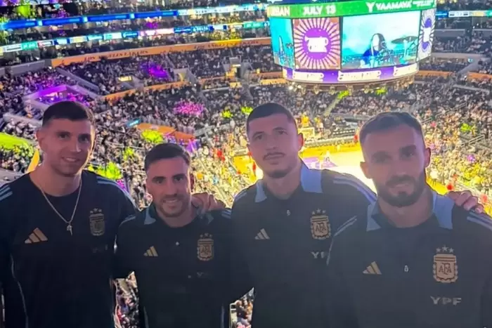 Los campeones del mundo, en un partido de la NBA en 2024.