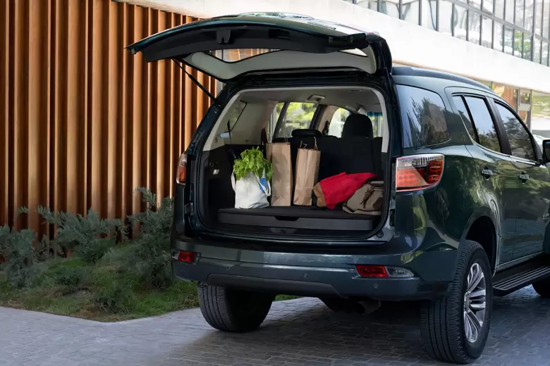 Está desarrollada sobre la pick-up S10 y llega desde Brasil.