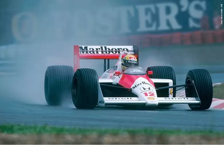 Ayrton Senna, en la lluvia, en 1988, con el McLaren MP4/4, con el que ganó su primer título del mundo.