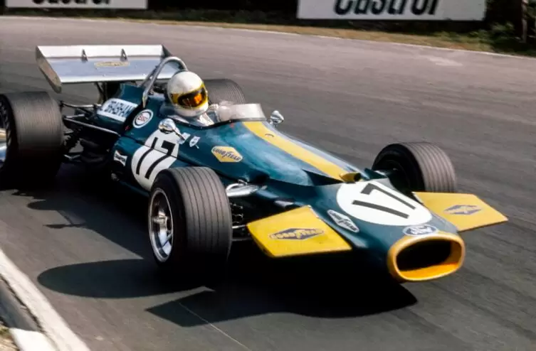 Jack Brabham, campeón en 1959, 1960 y 1966, aquí con un auto de su propio equipo, en lo que es un caso de éxito único en la historia de la Fórmula 1