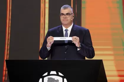 El brasileño Frederico Nantes, director de competiciones y operaciones de la Conmebol, mostrando el papel de River