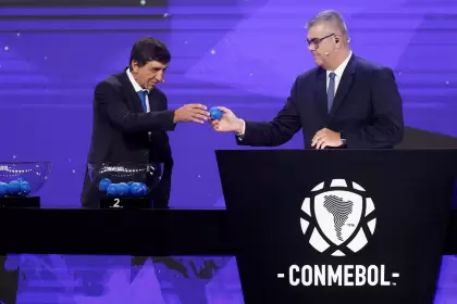 Gustavo Costas, DT de Racing, fue invitado al sorteo de la Copa Sudamericana y sacó primero la bolilla de Independiente