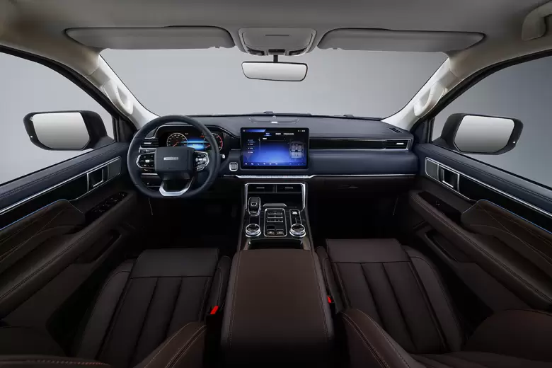 El interior de la V9 se destaca por el gran tamaño de sus dos pantallas.