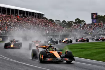 Lando Norris, a bordo de su McLaren, se quedó con la primera carrera de la temporada 2025 de la Fórmula 1