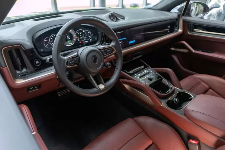 Así es el interior del Nuevo Cayenne Turbo E-Hybrid Coupé que acaba de llegar a la Argentina.