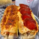Los panchos que son furor en la Ciudad: lluvia de queso, rellenos de pepperoni y una fila que vale la pena