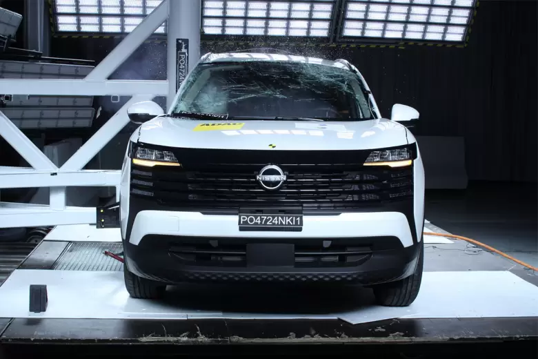 Es el primer modelo de Nissan fabricado en la región que ofrece AEB de serie en todas sus versiones.