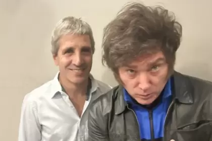 Javier Milei y Luis "Toto" Caputo, los hombres fuertes de la economía argentina.