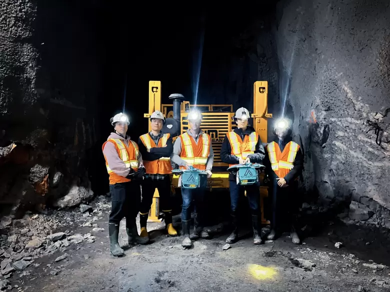 El equipo de Stratos trabajando con el último sistema de sensores Stratos. Se instalan en menos de 20 minutos y generar mejoras en la eficiencia.