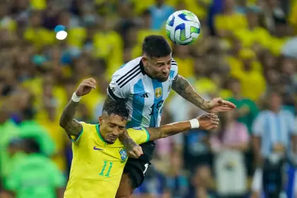 Otamendi y Raphinha, dos de los protagonistas que tendrá este clásico entre Argentina y Brasil