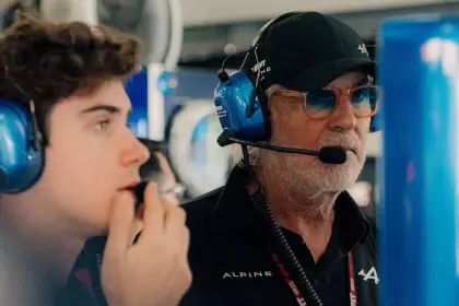 Franco Colapinto junto al asesor ejecutivo de Alpine, Flavio Briatore, quien apostó fuerte por el argentino