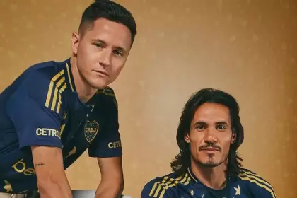 Ander Herrera y Edinson Cavani posaron con la nueva camiseta alternativa de Boca