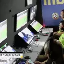 El polémico video viral de un asistente del VAR apostando en pleno partido