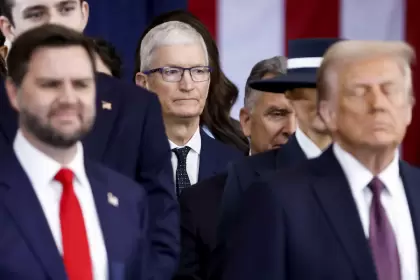 La camaradería del jefe de Apple, Tim Cook, con Trump significó poco cuando impuso aranceles aplastantes a China