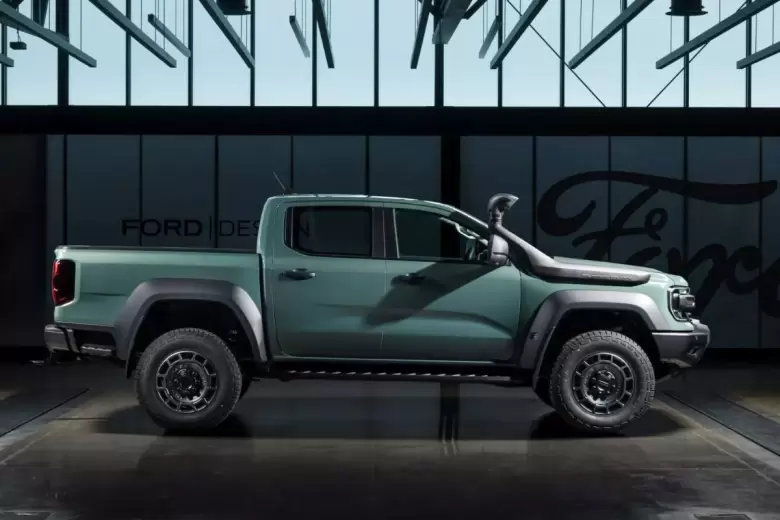 Cuenta con trochas más anchas, overfenders y un snorkel, además de un chasis reforzado.