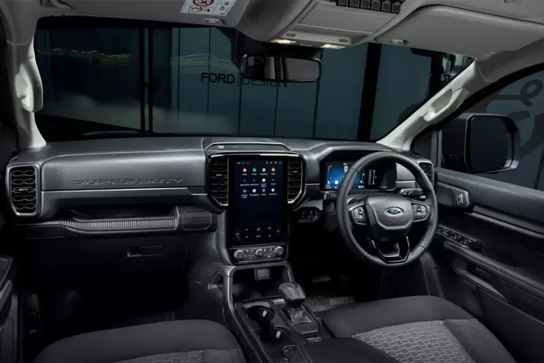 En el interior no hay cambios importantes más allá de las menciones a la versión Heavy Duty.