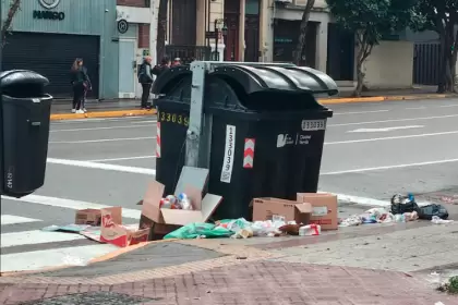 La Ciudad amaneció con mucha basura alrededor de los contenedores
