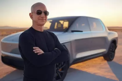 Jeff Bezos se lanza de lleno al mercado de autos eléctricos. Imagen generada con IA.