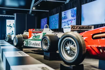 La exhibición muestra autos icónicos que fueron utilizados por Fangio, Reutemann y Senna.