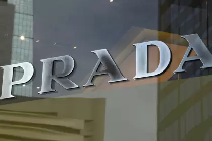 Prada compra Versace y crea una potencia de la moda italiana
