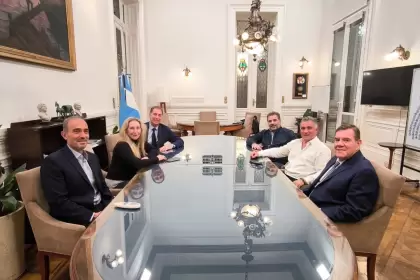 El frente adoptaría el nombre de "La Libertad Avanza", lo que implicaría una primacía simbólica de los libertarios sobre el PRO