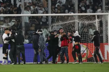 Los hinchas de Colo Colo invadieron el terreno al enterarse que había dos fallecidos