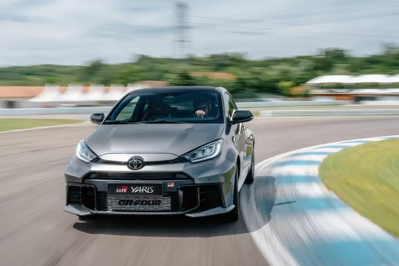 Mantiene el motor 3 cilindros con turbo, que ahora entrega 300 cv y 400 Nm de torque.