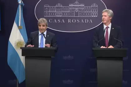 El Gobierno anunció que el lunes se levanta el cepo cambiario con un dólar de hasta $1.400