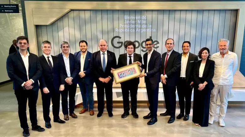 En las oficinas de Google. Varsavksy, de blanco, en el extremo derecho de la imagen.