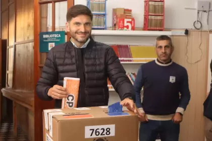 El gobernador votó en la localidad de Hughes.