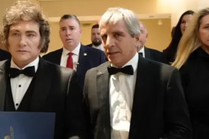 Javier Milei, flanqueado por Caputo y, más atrás, El Jefe