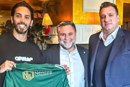 Maxi López junto a Ezequiel Schelotto, actual jugador del nuevo club que compró
