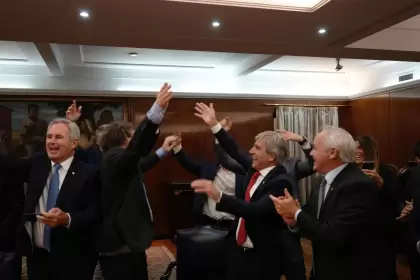 Festejos por la salida del cepo.