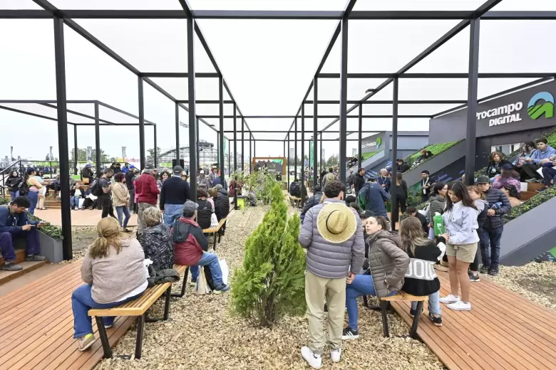 un recorrido fotografico por expoagro, el evento mas importante de la agroindustria