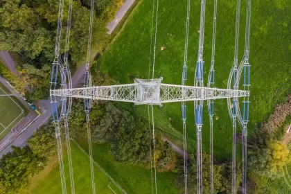 La inversión en infraestructura de transmisión y distribución será clave para lograr la descarbonización global.