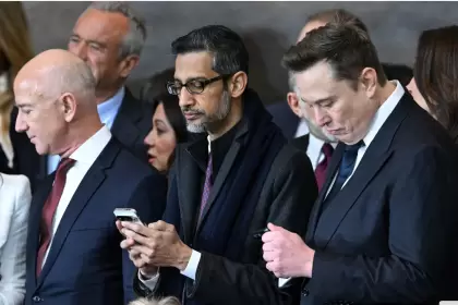 Sundar Pichai, CEO de Google, flanqueado por Elon Musk y Jeff Bezos en la asunción de Donald Trump