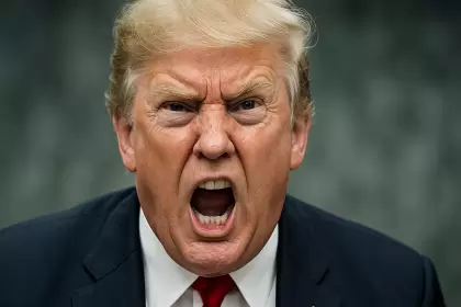 Donald Trump, muy enojado con Jerome Powell. Imagen hecha con IA.
