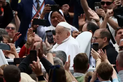 El Gobierno decretó siete días de duelo nacional por la muerte de Francisco