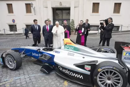Francisco bendice a un auto de FIA Fórmula E en vísperas del E-Prix de Roma 2018.